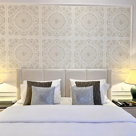 Mondrian & Royal Route Old Town Apartment *