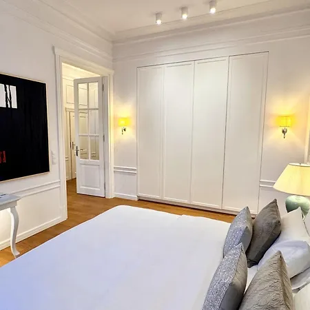 Mondrian & Royal Route Old Town Apartment *