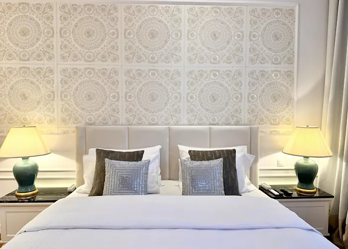 Mondrian & Royal Route Old Town Apartment *