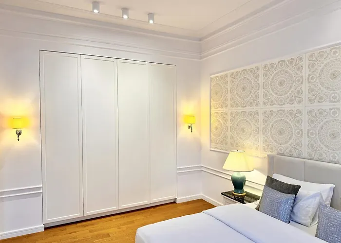 Mondrian & Royal Route Old Town Apartment