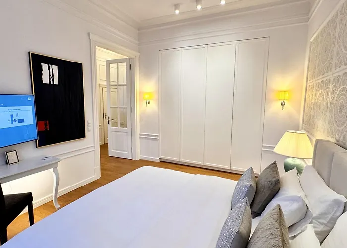 Mondrian & Royal Route Old Town Apartment *