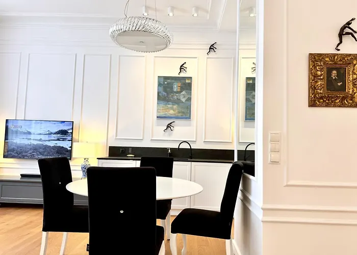 Mondrian & Royal Route Old Town Apartment *