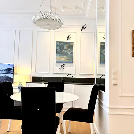 Mondrian & Royal Route Apartment *